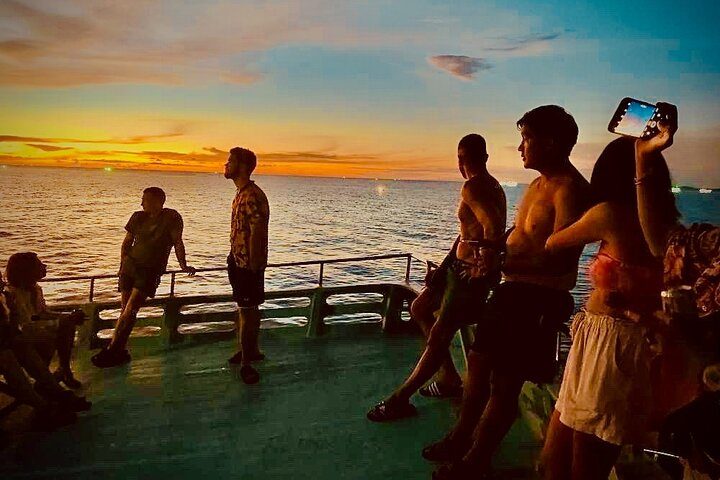 Sunset Chill thuyền sắt sang trọng Bắc Đảo