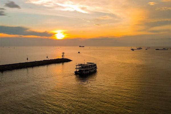 Sunset Chill thuyền sắt sang trọng Bắc Đảo
