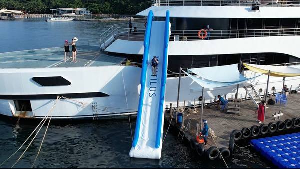 Đi bộ dưới biển Seawalker tại du thuyền san hô Namaste