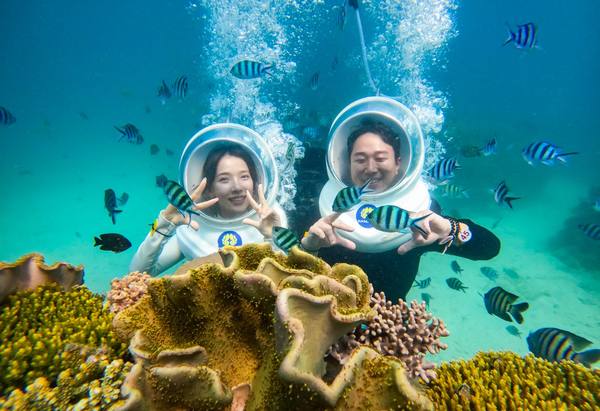 Đi bộ dưới biển Seawalker tại du thuyền san hô Namaste