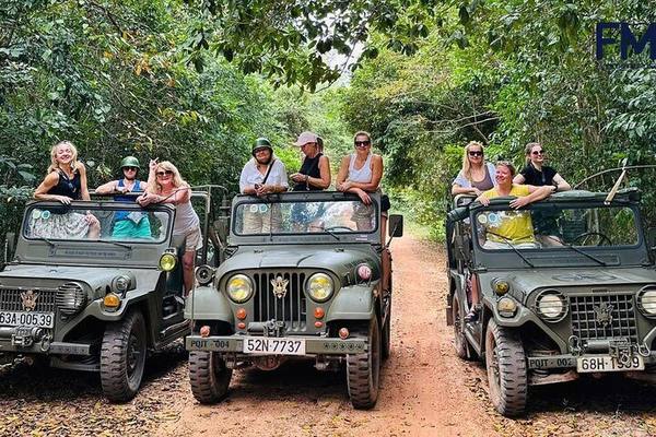 Tour riêng Jeep mui trần: Grand World – Starfish Beach