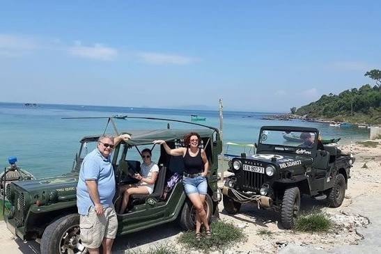 Tour riêng Jeep mui trần: Grand World – Starfish Beach